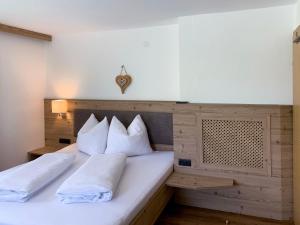 ein Schlafzimmer mit einem Bett mit zwei Kissen in der Unterkunft Apartment Neuner - MHO620 by Interhome in Hippach
