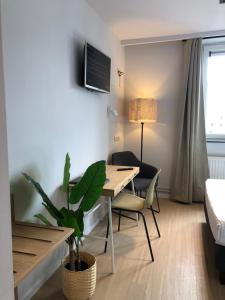 - un petit salon avec une table et un canapé dans l'établissement Hotel Le Cygne d'Argent, à Liège