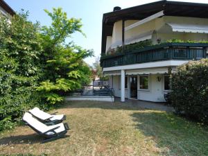 une paire de chaises longues dans la cour d'une maison dans l'établissement Apartment Villa Esperia by Interhome, à Merano