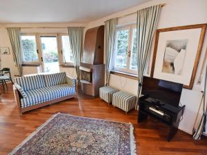 - un salon avec un canapé et un piano dans l'établissement Apartment Villa Esperia by Interhome, à Merano