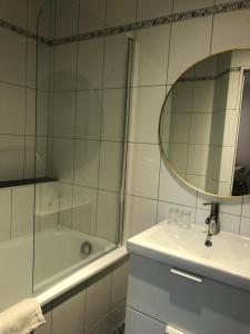 Koupelna v ubytování Hotel Le Cygne d'Argent