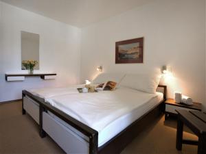 een slaapkamer met een groot wit bed in een kamer bij Apartment Chesa Ova Cotschna 606 by Interhome in St. Moritz