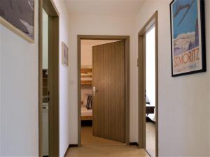 Postel nebo postele na pokoji v ubytování Apartment Chesa Ova Cotschna 606 by Interhome