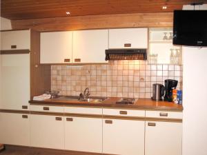 Kuchyň nebo kuchyňský kout v ubytování Apartment Haus Grazia by Interhome