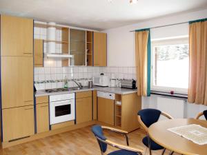 ナウダースにあるApartment Altes Zollhaus - NDR112 by Interhomeのキッチン(木製キャビネット、テーブル、椅子付)