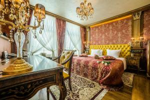 Cama ou camas em um quarto em Imperial Hotel & Restaurant