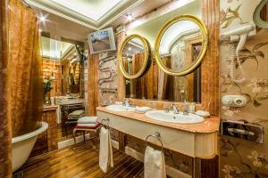 Um banheiro em Imperial Hotel & Restaurant