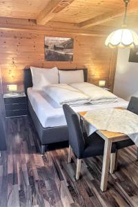 sypialnia z łóżkiem, stołem i krzesłami w obiekcie Apartment Gangerhof by Interhome w mieście Kaltenbach