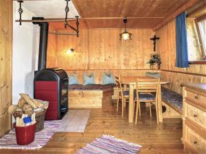 jadalnia ze stołem i piecem opalanym drewnem w obiekcie Apartment Gangerhof by Interhome w mieście Kaltenbach