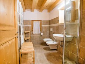 Et badeværelse på Apartment Albergo Diffuso - Cjasa de Barce-1 by Interhome