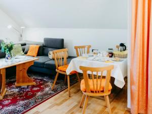 un soggiorno con tavolo e divano di Apartment Herzele by Interhome ad Arriach