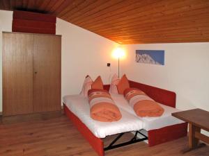 ein Sofa mit Kissen darauf im Zimmer in der Unterkunft Apartment Apart Grazia - PTZ150 by Interhome in Prutz