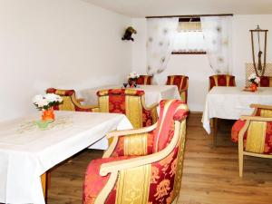 jadalnia z 2 stołami i krzesłami w obiekcie Apartment Max by Interhome w mieście Winkle