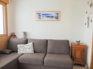 sala de estar con sofá y una foto en la pared en Apartment Le Médian-2 by Interhome, en Les Menuires