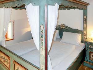 Giường trong phòng chung tại Apartment Burg Biedenegg- Heidenreich - FIE206 by Interhome