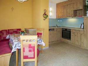 kuchnia ze stołem i krzesłami w obiekcie Apartment Beate by Interhome w Solden +16 zdjęć