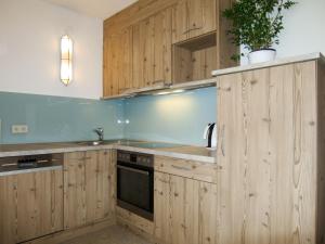 kuchnia z drewnianymi szafkami i zlewem w obiekcie Apartment Beate by Interhome w Solden