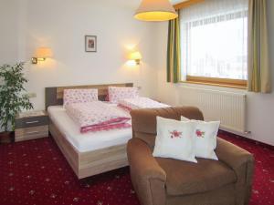 sypialnia z łóżkiem i krzesłem w obiekcie Apartment Beate by Interhome w Solden
