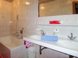 łazienka z umywalką i wanną w obiekcie Apartment Beate by Interhome w Solden