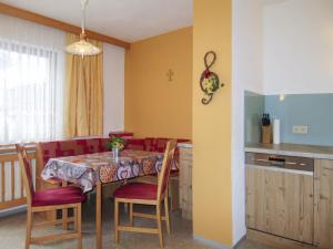kuchnia i jadalnia ze stołem i krzesłami w obiekcie Apartment Beate by Interhome w Solden