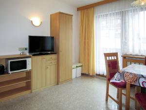 salon z telewizorem i stołem z kuchnią w obiekcie Apartment Beate by Interhome w Solden
