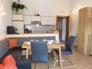 シュピスにあるApartment Piz Mundin - SIX101 by Interhomeのキッチン、ダイニングルーム(木製のテーブルと椅子付)