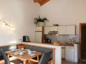 cocina con mesa de madera, mesa y sillas en Apartment Piz Mundin - SIX101 by Interhome, en Spiss