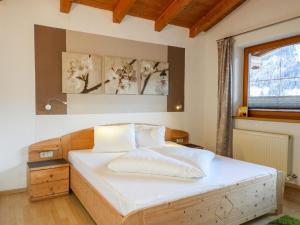Posteľ alebo postele v izbe v ubytovaní Apartment Piz Mundin by Interhome