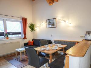comedor con mesa y sillas en Apartment Piz Mundin - SIX101 by Interhome, en Spiss