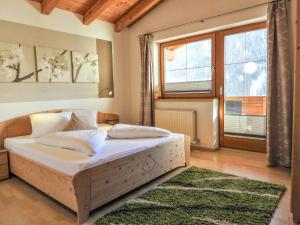 1 dormitorio con 1 cama grande con alfombra verde en Apartment Piz Mundin - SIX101 by Interhome, en Spiss
