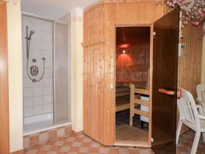 施皮斯的住宿－Apartment Bergfeld - SIX171 by Interhome，带淋浴的浴室和木制衣柜。