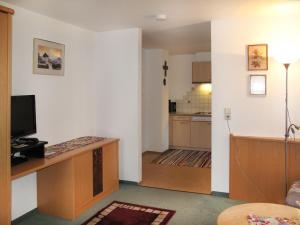 TV a/nebo společenská místnost v ubytování Apartment Bergfeld-1 by Interhome