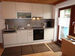 Kuchyňa alebo kuchynka v ubytovaní Apartment Zechner-2 by Interhome