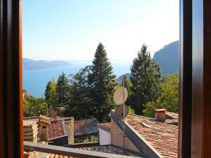 een uitzicht vanaf het balkon van een huis bij Apartment Adalgisa-1 by Interhome in Tignale