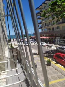 uma vista para a praia a partir da varanda de um edifício em PRAIA DO MORRO - APTO 3 QUARTOS SENDO 2 SUITES WIFI 300 MB E GARAGEM - 50 METROS da PRAIA - ATÉ 8 PESSOAS em Guarapari