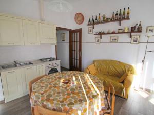 Η κουζίνα ή μικρή κουζίνα στο Apartment Adalgisa-1 by Interhome