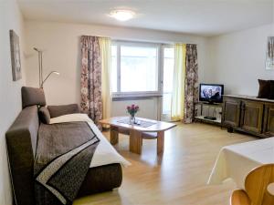 TV a/nebo společenská místnost v ubytování Apartment Chesa Ova Cotschna 305 by Interhome