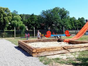 Herní místnost nebo prostor pro děti v ubytování Holiday Home Lužnice by Interhome