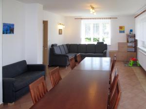 ein Wohnzimmer mit einem Tisch und einem Sofa in der Unterkunft Holiday Home Jitka - MIR100 by Interhome in Jablonné nad Orlicí