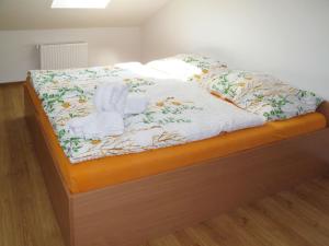 Postel nebo postele na pokoji v ubytování Holiday Home Jitka by Interhome