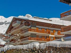 un edificio en la nieve en una montaña en Apartment Val Neige 11 by Interhome, en Verbier