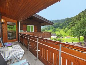 - une terrasse couverte offrant une vue sur la montagne dans l'établissement Apartment Sonnegg by Interhome, à Vandans