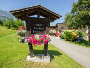 un panneau avec des fleurs sur le côté d'une route dans l'établissement Apartment Sonnegg by Interhome, à Vandans