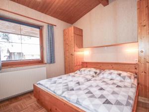 מיטה או מיטות בחדר ב-Apartment Sonnegg by Interhome