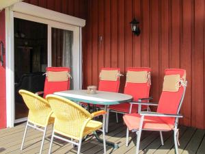 een tafel en stoelen op een terras bij Chalet Martin by Interhome in Otterndorf