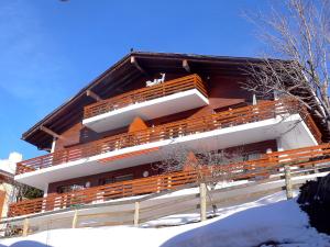 um edifício com neve em frente em Apartment Porthos 37 by Interhome em Verbier