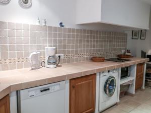 una cocina con fregadero y encimera en Holiday Home Maury by Interhome, en Grimaud 12 fotos más