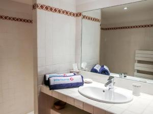 un baño con lavabo y espejo en Holiday Home Maury by Interhome, en Grimaud