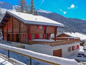 ein Blockhaus im Schnee mit Schnee in der Unterkunft Apartment Rousserolles rez gauche by Interhome in Verbier