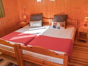 2 Einzelbetten in einem Zimmer mit Holzwänden in der Unterkunft Apartment Rousserolles rez gauche by Interhome in Verbier